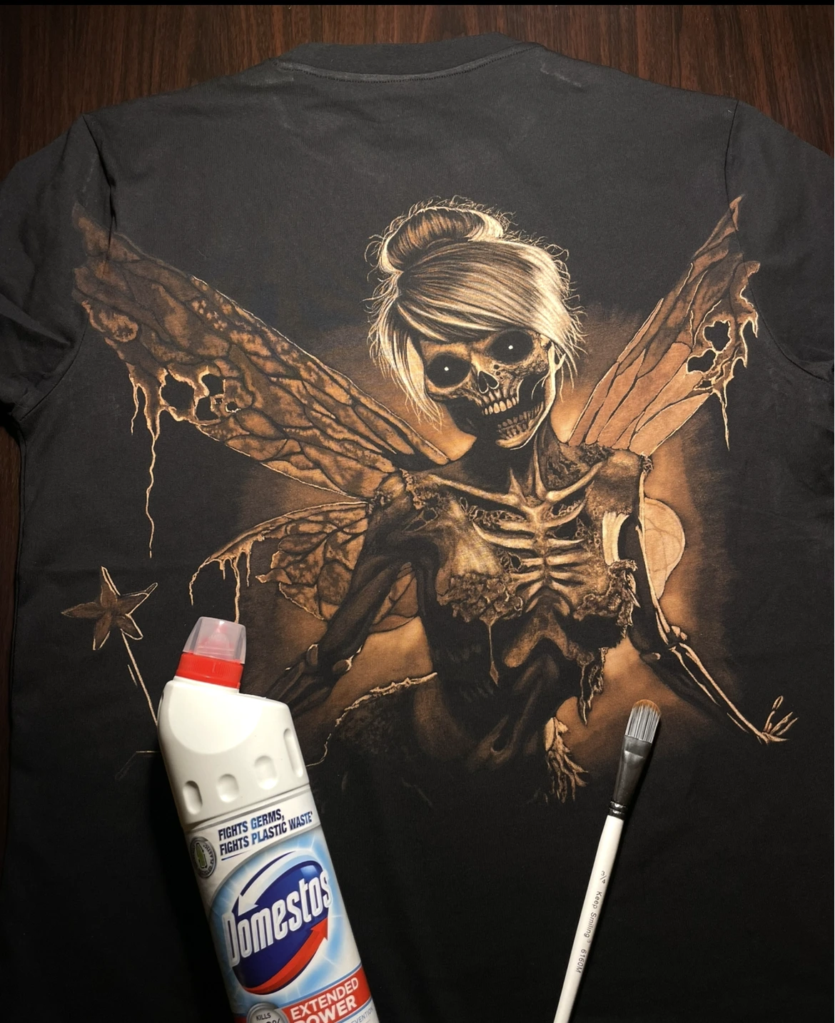 Fertiges Bleach Design auf schwarzer Kleidung