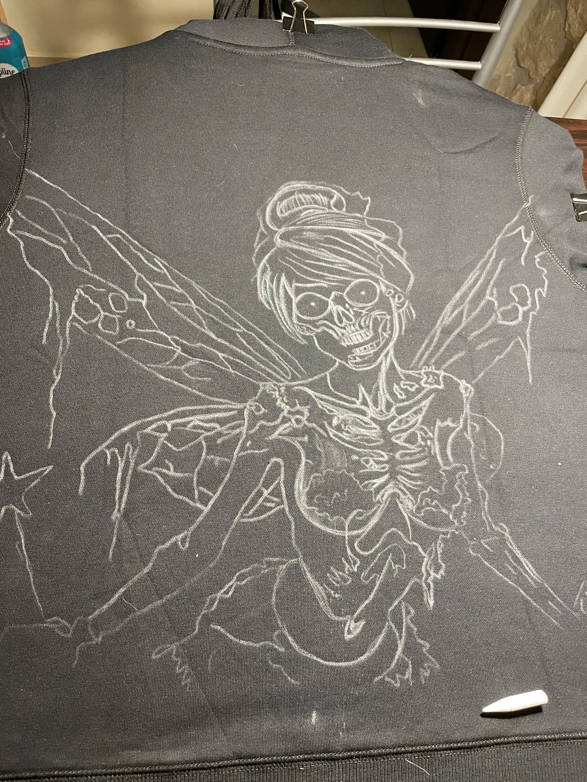 Kreideskizze eines individuellen Bleach-Art-Designs auf der Rückseite eines Hoodies