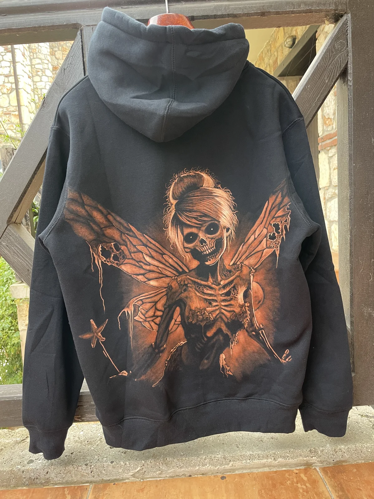 Individueller Bleach-Art-Hoodie mit großem handgemaltem Rückenmotiv
