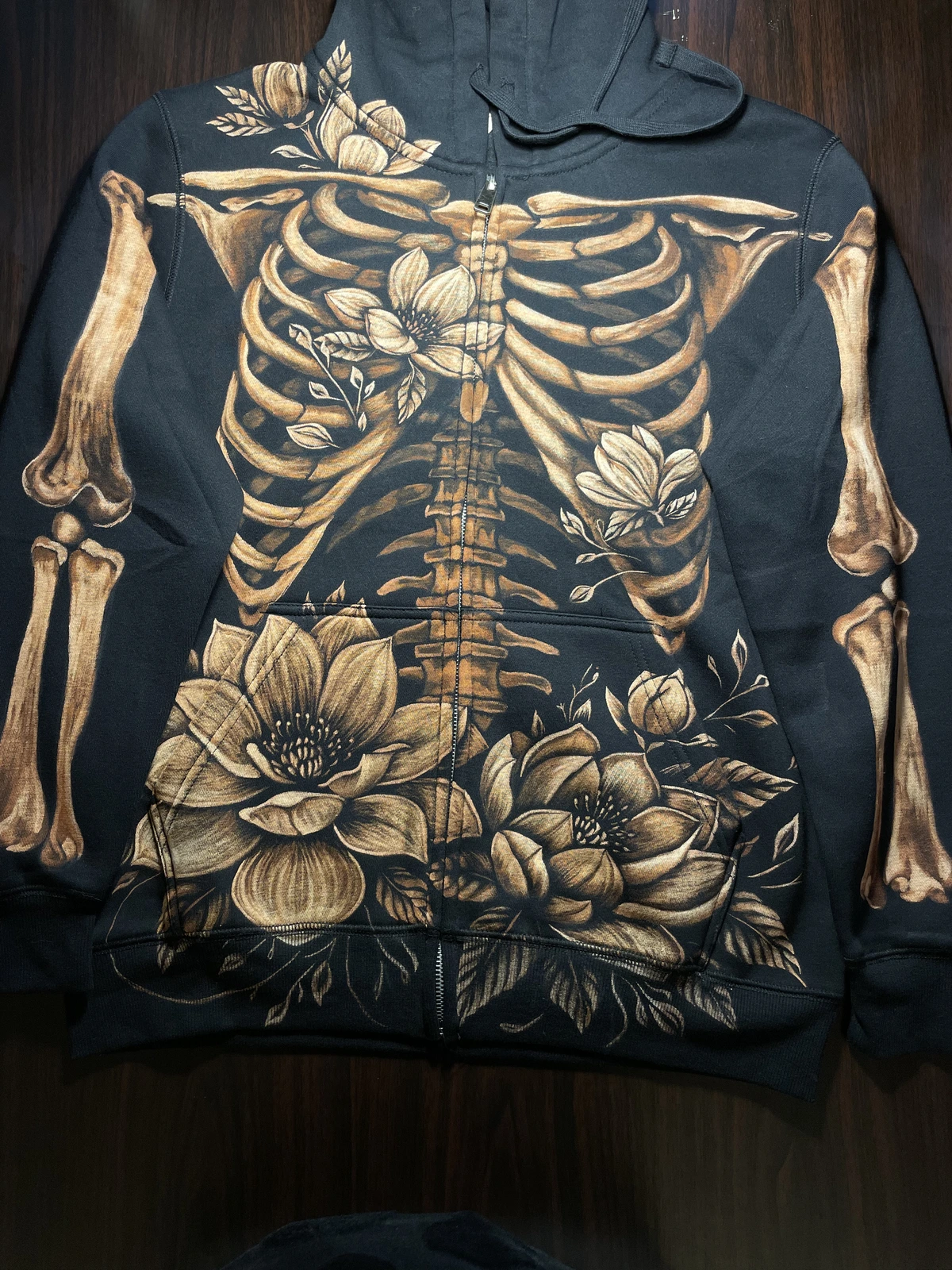 Individuell gestalteter Hoodie mit handgemaltem Skelett- und Magnolienmotiv auf schwarzem Reißverschluss
