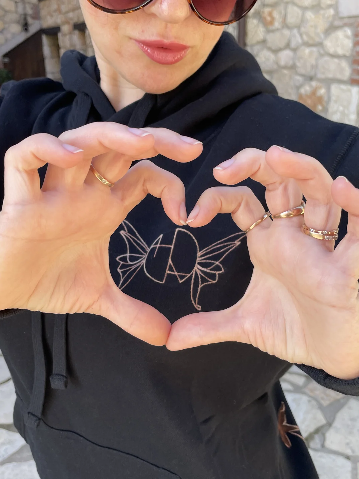 Model trägt einen handgemachten Hoodie mit Helen Oben Art Logo auf der Vorderseite