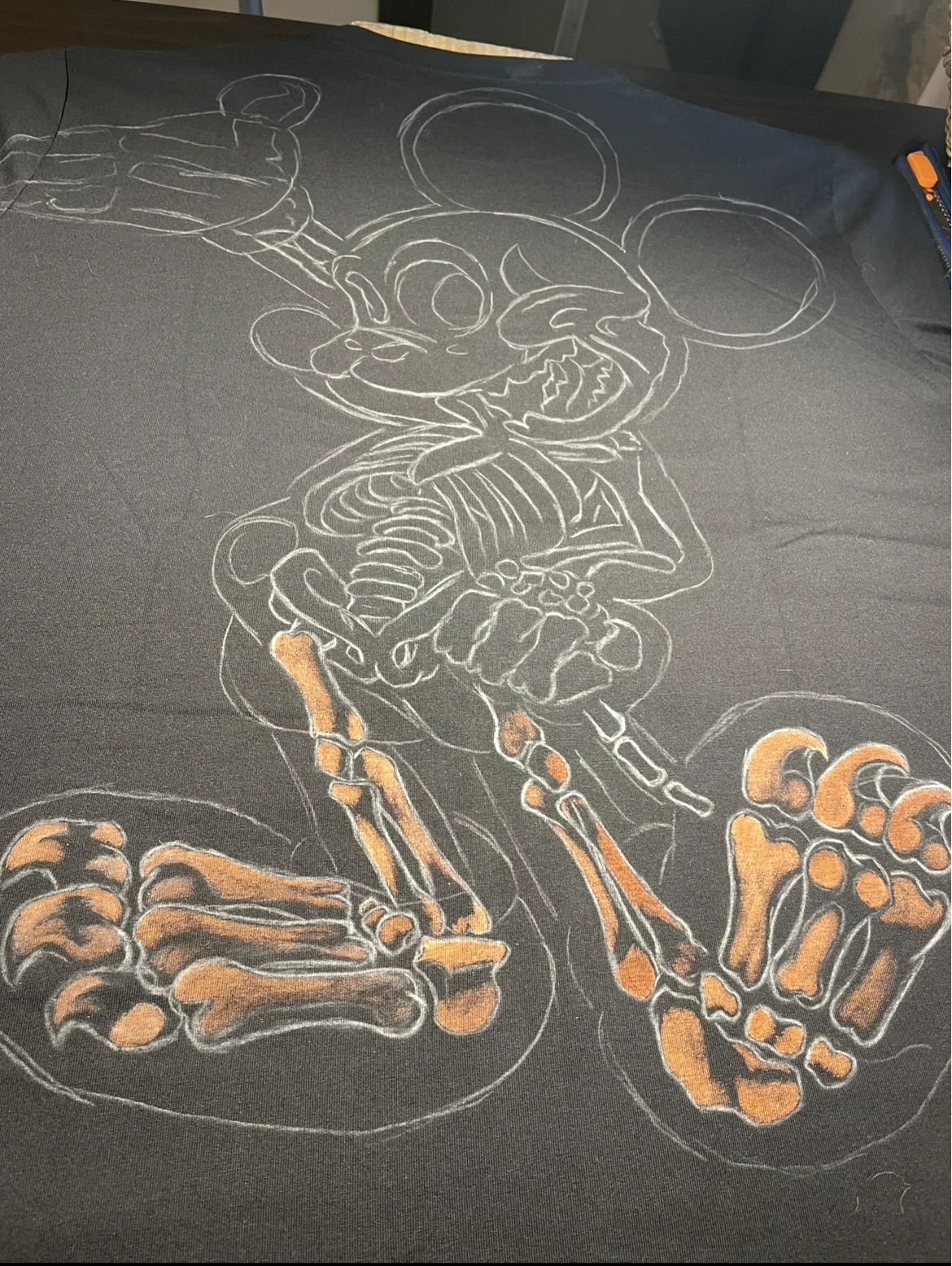 Bleichreaktion beginnt auf schwarzem Baumwollstoff