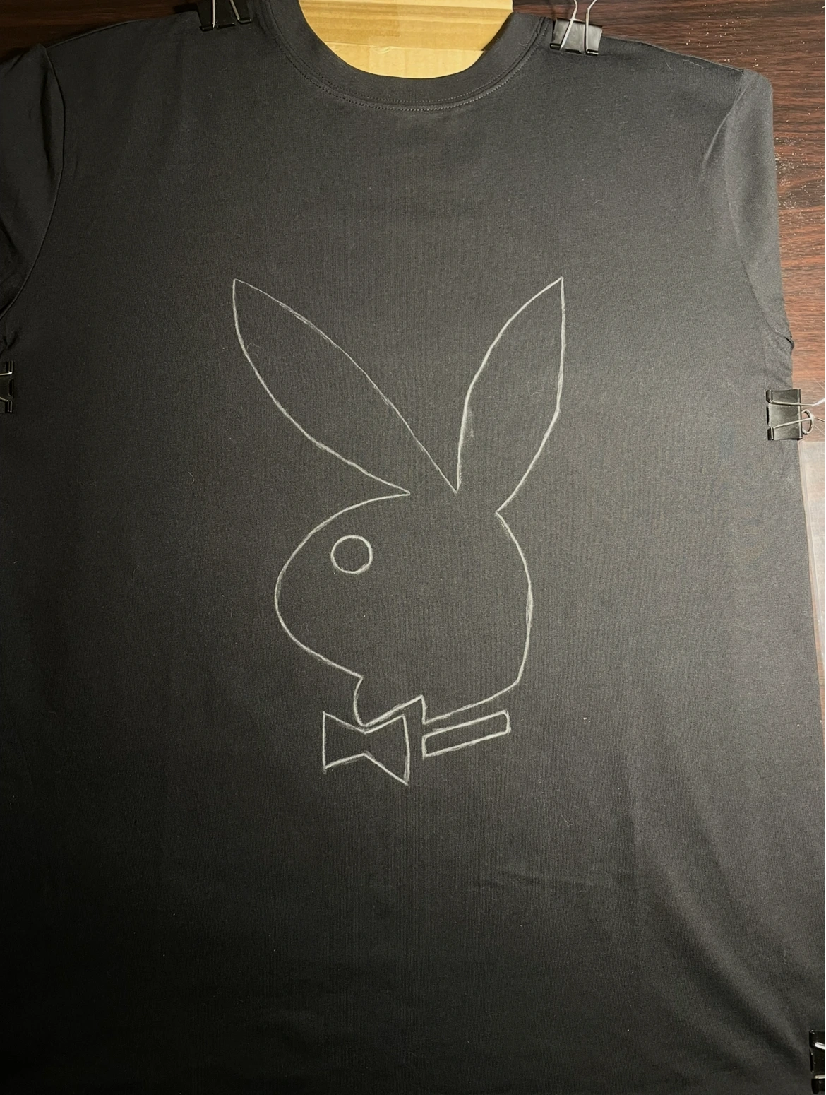 Kreidekontur vor dem Bleach Painting auf schwarzem Shirt