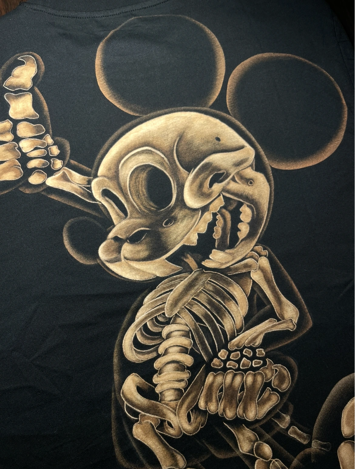 Feine Bleach Painting Details mit kleinem Pinsel