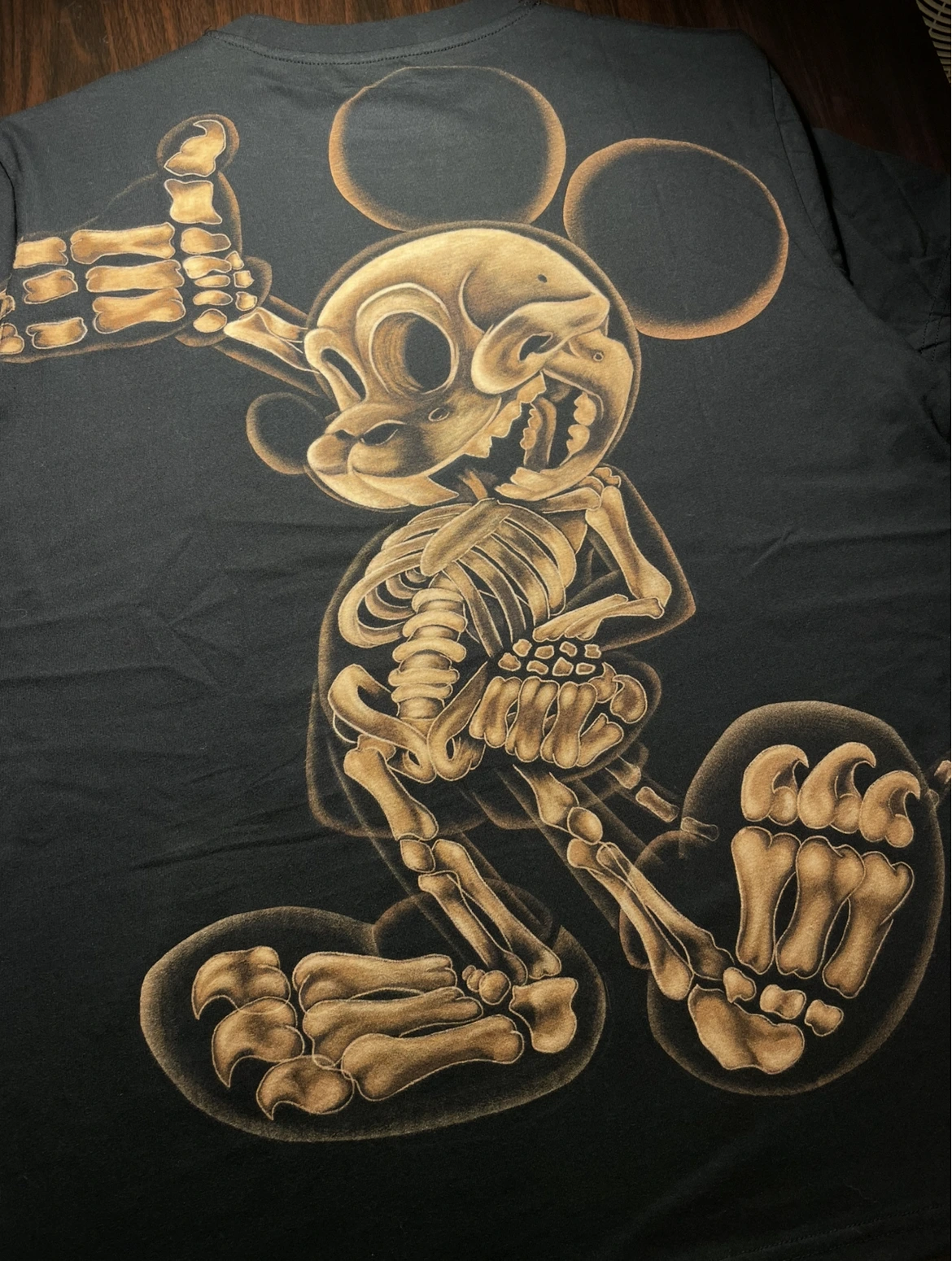 Fertiges bleach painted shirt als Flat Lay