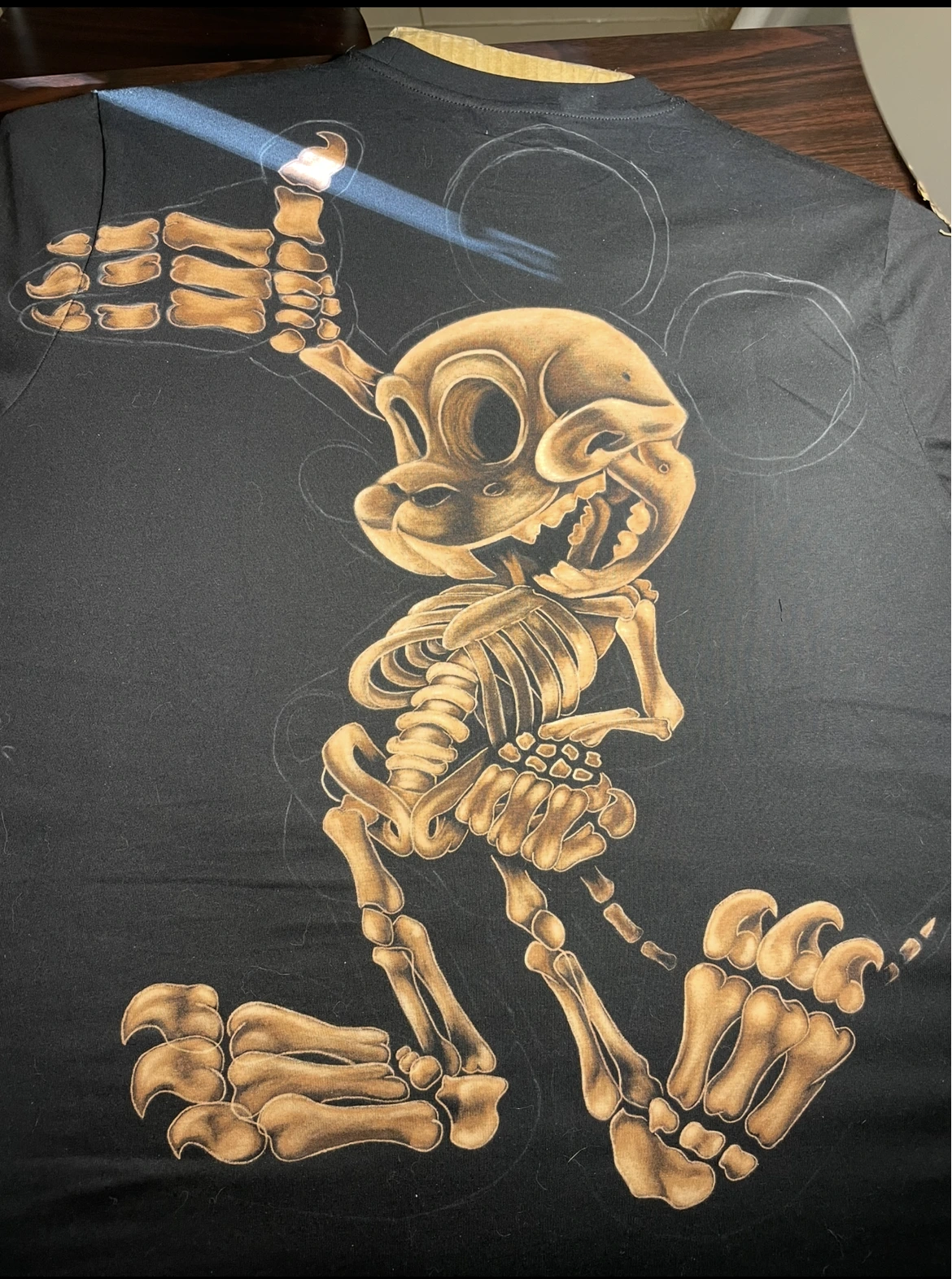 Halbfertiges Bleach Painting auf schwarzem Shirt