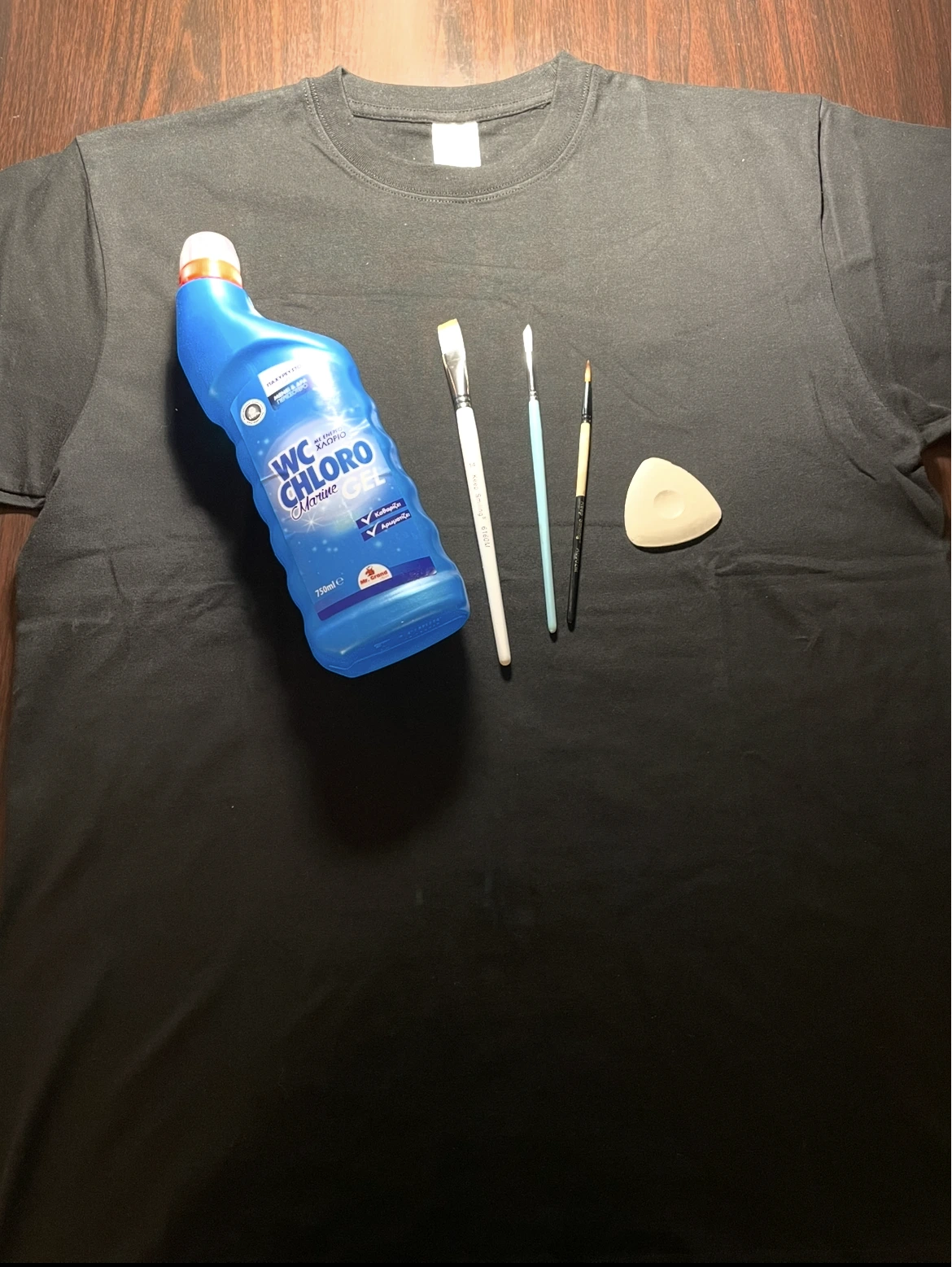 Schwarzes Shirt vor dem Bleach Painting