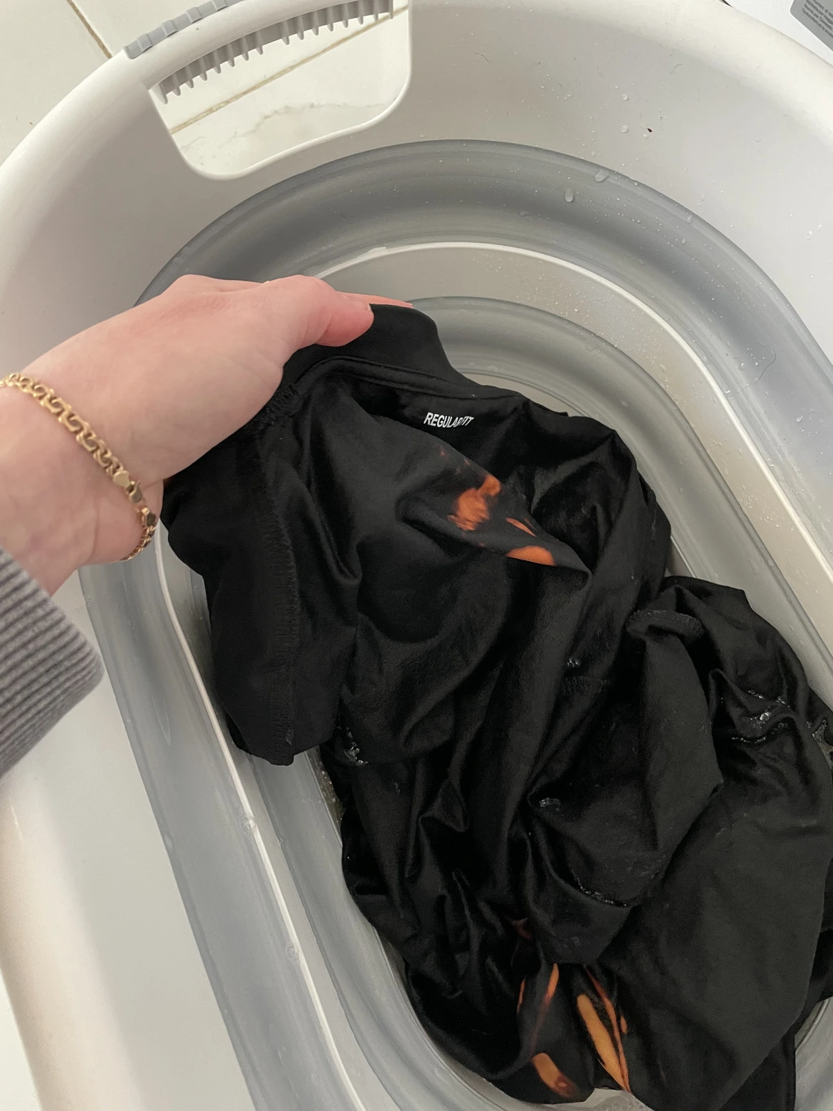 Gebleichtes T-Shirt vor dem Waschen auf links gedreht zum Schutz des Designs