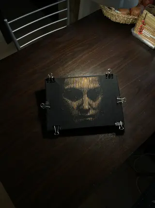 Abstrakte Bleach-Art-Illustration eines Gesichts, ausgeführt in linearer Technik