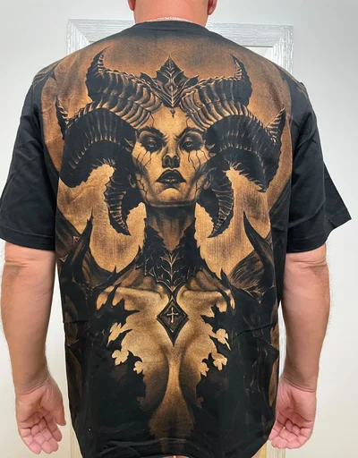 Eine Kundin teilte dieses Foto des handbemalten Lilith-aus-Diablo-IV-T-Shirts, das sie als besonderes Geschenk für ihren Freund bestellt hatte.