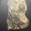 Video mit dem handbemalten American Staffordshire Terrier Porträt auf der Rückseite des T-Shirts