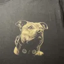 Video mit dem kleinen handbemalten Hunde-Porträt auf der Vorderseite des T-Shirts