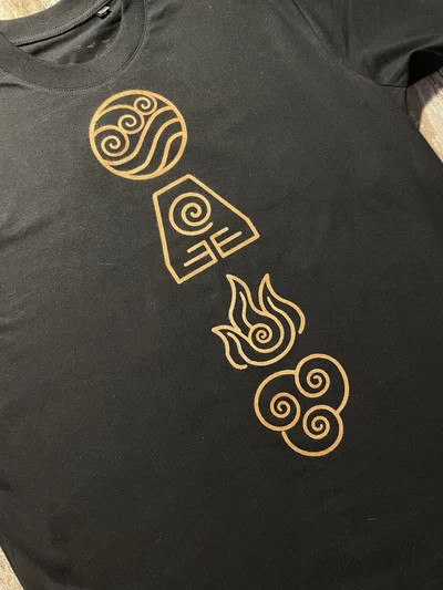 Schrägansicht der vier Element-Runen auf dem Avatar Anime Bleach Art T-Shirt