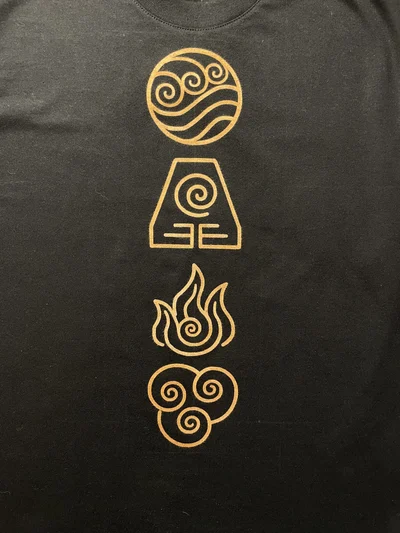 Detail der vier Element-Runen auf dem handbemalten Avatar Bleach Art T-Shirt