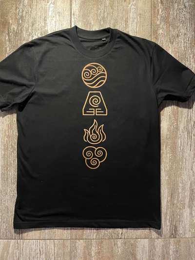 Vorderseite des handbemalten Avatar Anime T-Shirts mit den vier Element-Runen