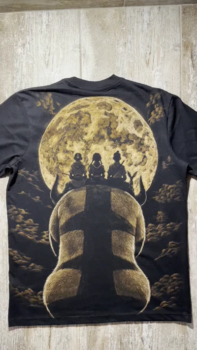 Handbemaltes Avatar Anime Bleach Art T-Shirt mit Appa unter dem Vollmond – Rückseite in voller Ansicht