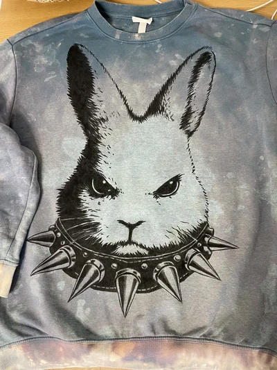 Handbemaltes blaues Distressed Sweatshirt mit bösem Hasen und Nietenhalsband