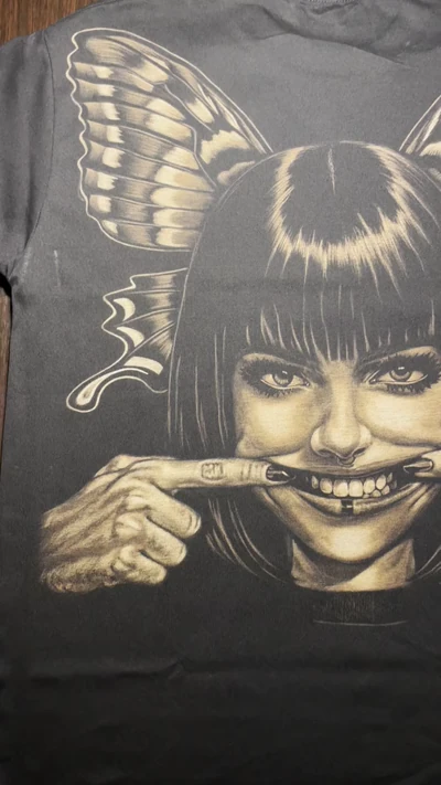Bleach Art T-Shirt Video in Echt zeigt handgemaltes Design Struktur und Bewegung