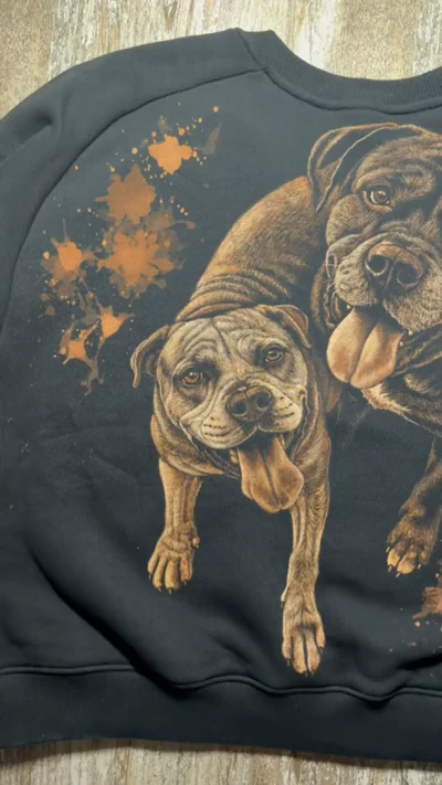 Video mit der vollständigen Rückseite eines schwarzen personalisierten Hundeportrait Sweatshirts mit zwei handgemalten Hunden