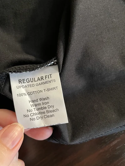 Detailaufnahme des Materialetiketts mit 100 % Baumwolle