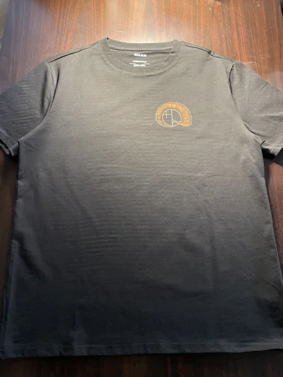 Vorderansicht eines T-Shirts mit muschelförmigem Künstlerlogo
