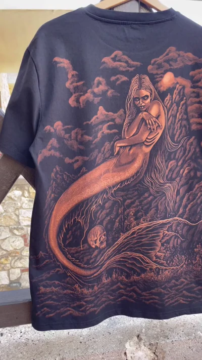 Video mit Vorder- und Rückansicht eines handgemalten Mermaid Bleach Art Baumwoll-T-Shirts