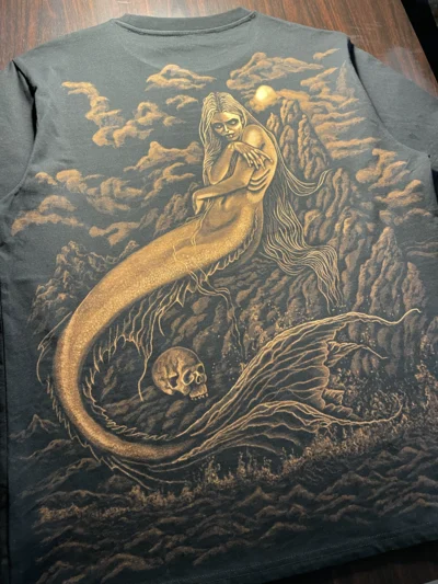 Meerjungfrauen-Bleach-Art-Motiv, das aus einem dunklen Meer auf der Rückseite eines T-Shirts aufsteigt