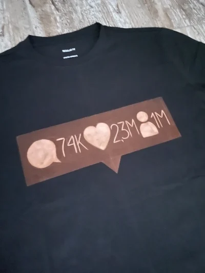 Nahaufnahme von Likes- und Follower-Symbolen auf Gothic Bleach Shirt
