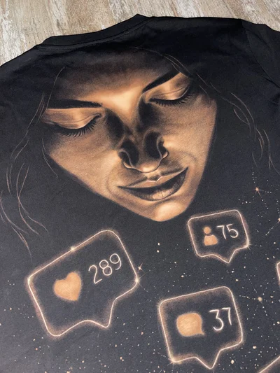 Nahaufnahme des surrealen Frauenporträts auf handgemaltem Bleach Art Shirt