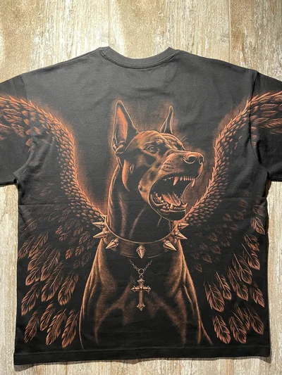 Gesamtansicht der Rückseite eines schwarzen Dobermann-T-Shirts mit Engelsflügeln und Stachelhalsband