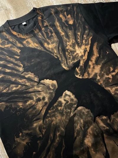 Handgemaltes schwarzes Drachen-T-Shirt aus einem anderen Blickwinkel mit vollständigem Bleach-Art-Motiv