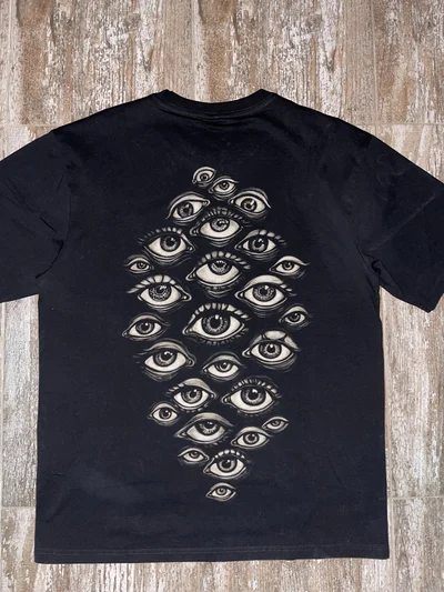 Rückseite des Evil Eye Bleach T-Shirts mit vielen Augen als Artwork