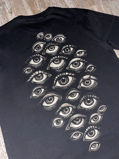 Nahaufnahme des Augen-Designs auf der Rückseite des Gothic Bleach Shirts
