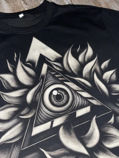 Detailaufnahme der Bleach Painting Struktur des Evil Eye Symbols auf Baumwollshirt