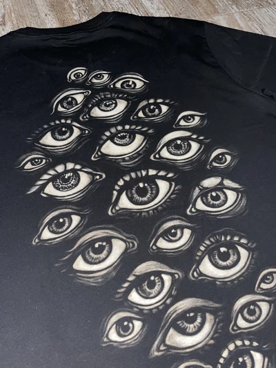 Detailreiche handgemalte Bleach Art Augen auf schwarzem Baumwollshirt
