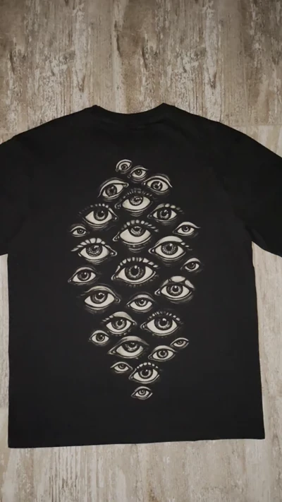 Video des Rückenmotivs mit vielen Augen auf dem Evil Eye Bleach T-Shirt
