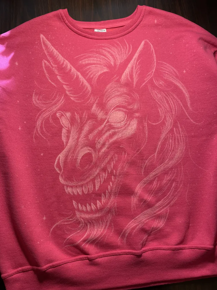 Vorderansicht eines pinken Sweatshirts mit böser Einhorn-Bleach-Art-Illustration