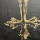 Video zeigt barockes umgekehrtes Kreuz Bleach Art Design am Hoodie bei natürlichem Licht