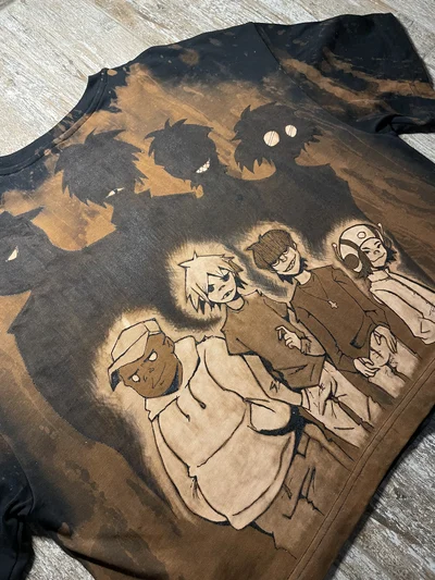 Schräge Rückansicht des schwarzen verkürzten Oversize Gorillaz T Shirts mit großem handgemaltem Gruppenmotiv