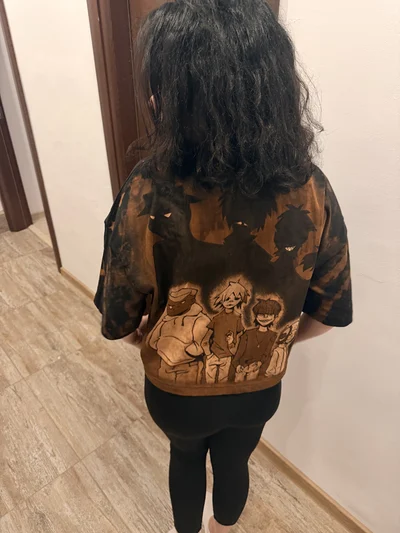Schräge Rückansicht eines Models im verkürzten Gorillaz Oversize T Shirt mit handgemalter Bleach Art