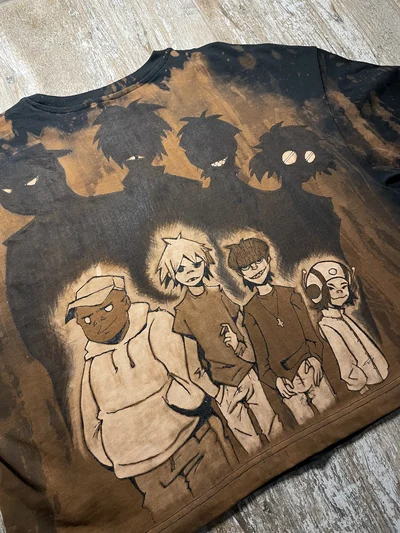 Nahaufnahme der Gorillaz Figuren, der gemalten Schattierungen und der natürlichen Bleach Struktur auf dem schwarzen Stoff