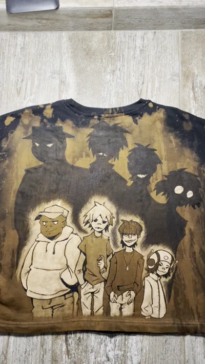 Nahaufnahme der Bleach Übergänge und Textilfarbendetails im Gorillaz Rückenmotiv