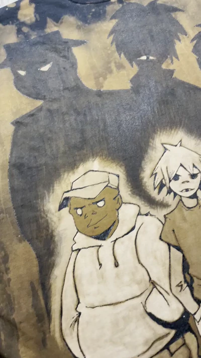 Nähere Videoansicht von 2-D, Murdoc, Noodle und Russel auf der Rückseite des Gorillaz T Shirts