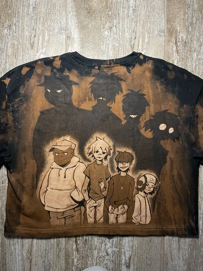 Nähere Ansicht des mit Bleiche und Textilfarbe gestalteten Gorillaz Gruppenmotivs auf der Rückseite des T Shirts