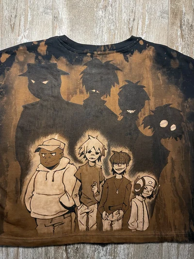 Detaillierte Rückansicht von 2-D, Murdoc, Noodle und Russel auf dem handbemalten Gorillaz T Shirt