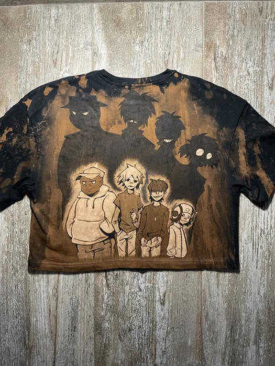 Vollständige Rückansicht eines schwarzen verkürzten Gorillaz T Shirts mit handgemaltem Gruppenporträt und dunklen Figurensilhouetten