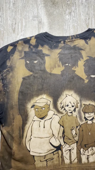 Video mit dem vollständigen handgemalten Gorillaz Gruppenporträt auf der Rückseite des verkürzten T Shirts