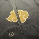 Video der geöffneten Vorderseite des Hoodies mit geteiltem Rote-Wolken-Emblem und Helen Oben Art Logo