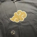 Video der Vorderseite des Hoodies mit dem Emblem der Roten Wolken und dem Helen Oben Art Logo
