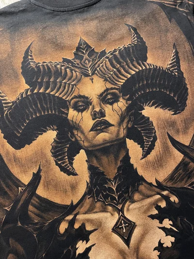 Nahaufnahme von Liliths Gesicht aus Diablo 4, mit Bleiche von Hand auf schwarzen Stoff gemalt